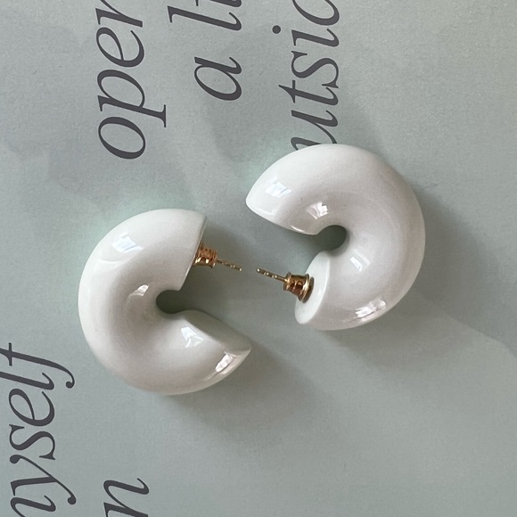 Uncommon Matters off-white beam earrings - Picture 3 of 4